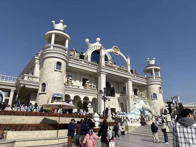 팝마트가 중국 베이징에 운영하고 있는 테마파크 '팝랜드'. 라부부 캐릭터를 비롯해 다양한 팝마트의 캐릭터들이 테마파크를 장식하고 있다. 베이징=김은정 특파원