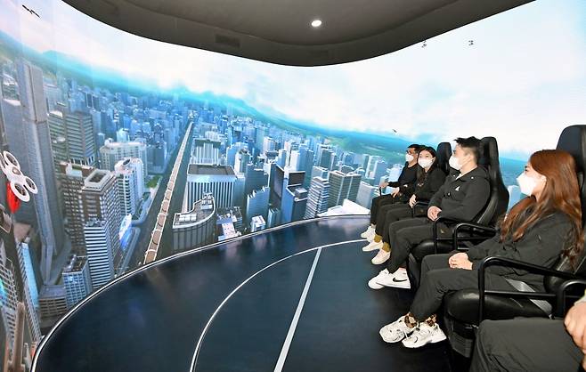 지난 2022년 2월 서울 광화문 세종로공원에 설치된 4차원(4D) 탑승형 체험기기 '광화전차'에서 영상이 상영되고 있다./허문찬 기자