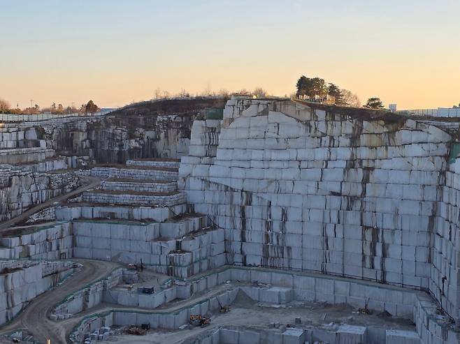 위용을 뽐내는 황등석산 전경. ⓒ서병철
