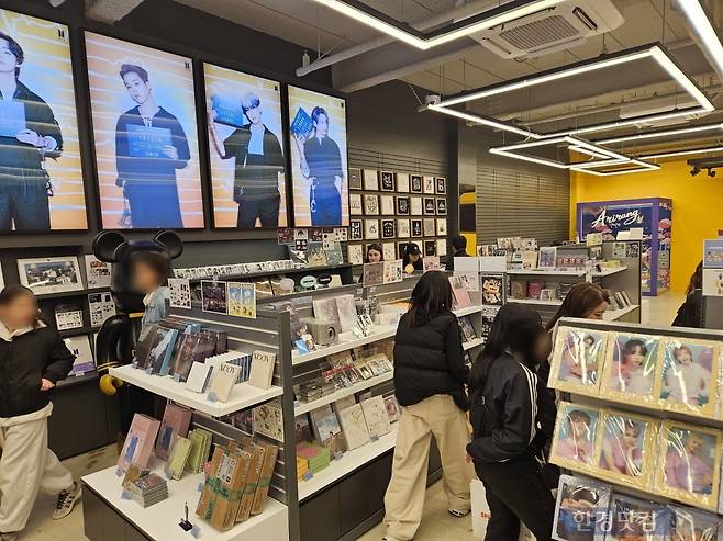 지난 16일 오후 5시경 서울 중구 명동의 한 케이팝 굿즈숍(기념품 판매점)에 외국인 관광객들이 제품을 둘러보고 있다. /사진=박수빈 기자