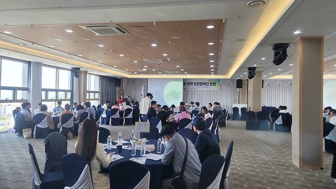 제주평화인권헌장 도민참여단이 2024년 5월18일 제주시 샬롬호텔 컨벤션센터에서 회의를 하고 있다. 제주도청 제공