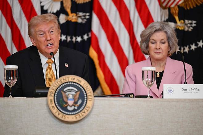 도널드 트럼프 미국 대통령(왼쪽)과 수지 와일스 백악관 비서실장이 16일 미국 워싱턴 백악관에서 열린 트럼프-케네디센터 이사회와의 오찬을 앞두고 가진 기자회견에 참석하고 있다. AFP연합뉴스