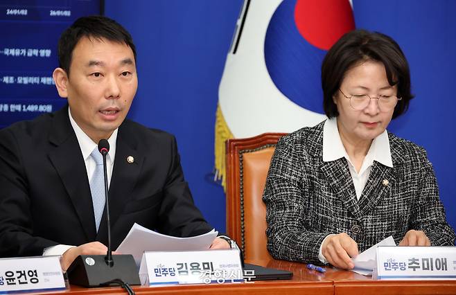 국회 법제사법위원회 여당 간사인 김용민 더불어민주당 의원(왼쪽)이 17일 국회에서 열린 검찰개혁 관련 당대표 긴급 기자회견에서 발언하고 있다. 오른쪽은 추미애 법사위원장. 박민규 선임기자