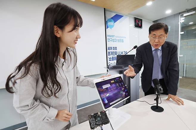 카이스트 유회준 AI반도체대학원 교수(오른쪽)와 홍성연 박사과정 연구원이 ‘소울메이트’ 개발 연구 성과를 설명하고 있다. 카이스트 제공