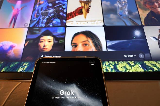 xAI의 생성형 인공지능 챗봇 그록의 이미지들이 컴퓨터 스크린 위로 보이고 있다. 연합뉴스 게티이미지