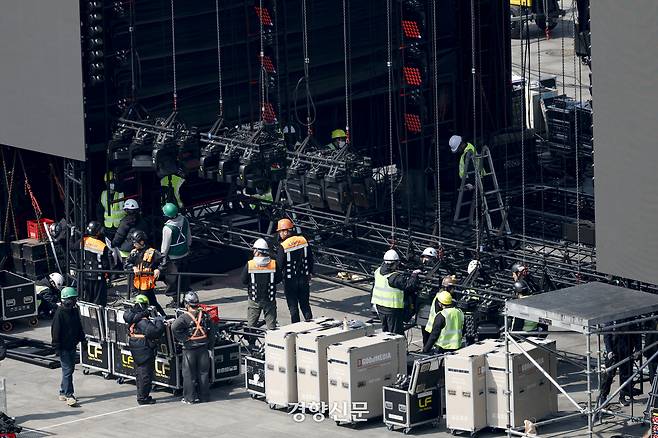 방탄소년단(BTS)의 컴백 공연이 나흘 앞으로 다가온 17일 서울 광화문광장 일대에서 관계자들이 무대 설치 작업을 하고 있다. 문재원 기자