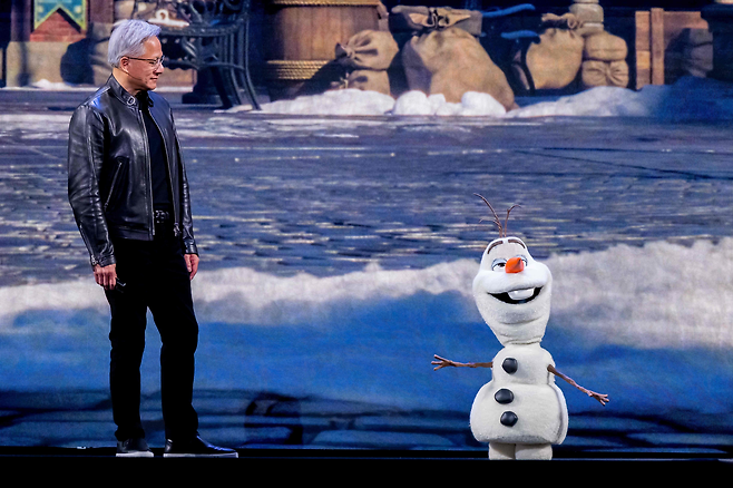젠슨 황 엔비디아 최고경영자가 16일(현지시간) 미국 캘리포니아 새너제이에서 열린 GTC 2026 기조연설 말미에 디즈니 애니메이션 ‘겨울왕국’의 캐릭터 올라프 모습을 한 로봇과 대화하고 있다. AFP연합뉴스