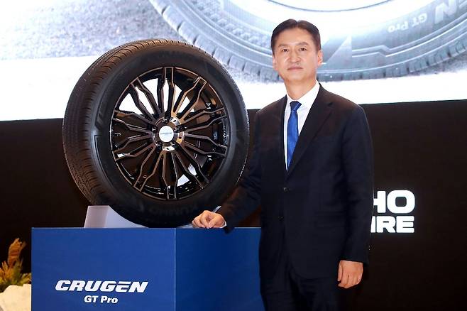 17일 그랜드 하얏트 호텔에서 열린 ‘2026 금호 멤버스데이’ 행사에서 금호타이어 정일택 대표이사 사장이 신제품 ‘크루젠 GT Pro’를 배경으로 기념사진을 찍고 있다. 금호타이어 제공