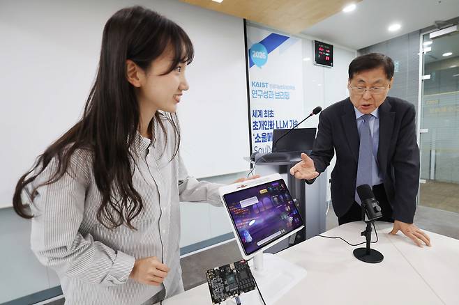 유회준 AI반도체대학원 교수(오른쪽)와 홍성연 박사과정 연구원이 ‘소울메이트’ 개발 성과를 설명하고 있다. 카이스트 제공