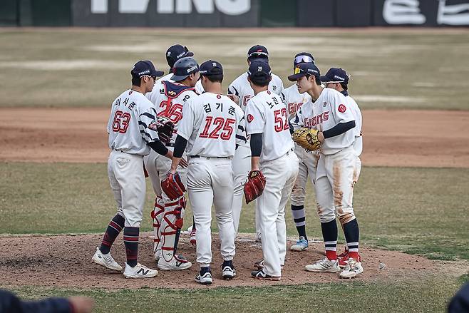롯데 선수들이 16일 부산 사직구장에서 열린 시범경기 키움전에서 12-1로 대승을 거둔 뒤 마운드에 모여 하이파이브를 하고 있다.  롯데 자이언츠 제공