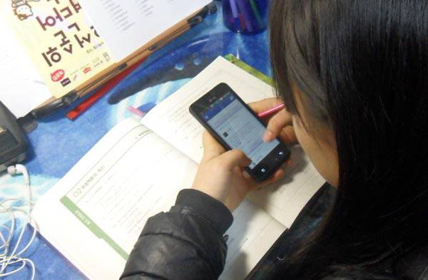 고등학생들이 공부에 가장 방해되는 요소 1순위로 스마트폰을 꼽았다. 사진은 한 학생이 학습 중 스마트폰을 보고 있는 모습. 국제신문DB