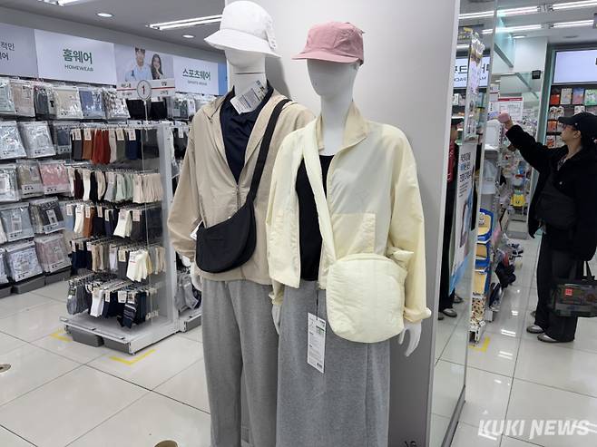 서울 시내에 위치한 다이소 매장에 마네킹이 전시돼 있다. 모자, 티셔츠, 바람막이, 치마, 가방까지 3만원이 채 되지 않는 금액이다. 심하연 기자