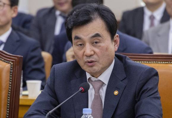 안규백 국방부 장관이 17일 국회에서 열린 국방위 전체 회의에 출석해 미국 측의 호르무즈 해협 파병 요청에 대한 의원 질의에 답변하고 있다. 연합뉴스