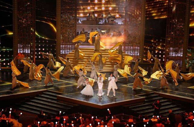 15일(현지시간) 미국 로스앤젤레스 할리우드 돌비극장에서 열린 제98회 아카데미 시상식에서 레이 아미와 이재, 오드리 누나가 무대에 올라 주제가상 수상곡 ‘골든’을 열창하고 있다. 로이터연합뉴스