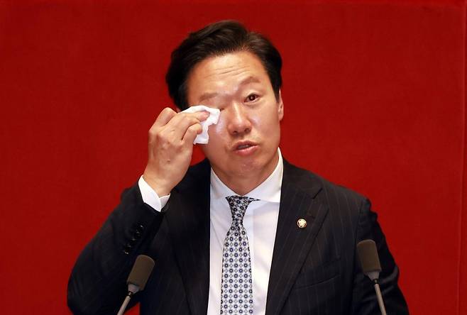 박수민 국민의힘 의원이 지난해 9월 26일 서울 여의도 국회에서 열린 본회의에서 약 15시간30분째 정부조직법 반대 필리버스터를 하던 중 참관 온 초등학생들에게 덕담을 하다 눈물을 보이고 있다. 뉴시스