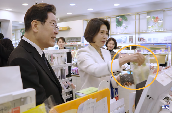 이재명 대통령과 김혜경 여사가 지난 15일 창원 반송시장에서 화장품 매장을 방문해 직접 제품을 구매하는 모습. 이재명 대통령 유튜브 채널 ‘이재명’ 영상 캡처