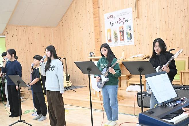 춘당교회 '작밴(작은 밴드)' 아이들이 예배당에서 찬양 합주 연습에 몰두하고 있다. 이들은 매월 마지막 주일 어르신들과 함께 세대 통합 예배를 드린다.
