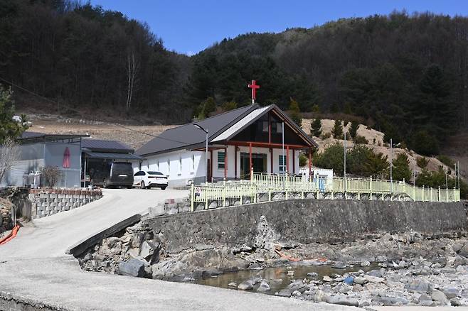 강원도 횡성군 청일면 속실리 하천변 산자락에 위치한 춘당감리교회. 전임 목회자가 별세한 뒤 비어있던 자리를 인수철 목사가 자원해 지켜왔다.