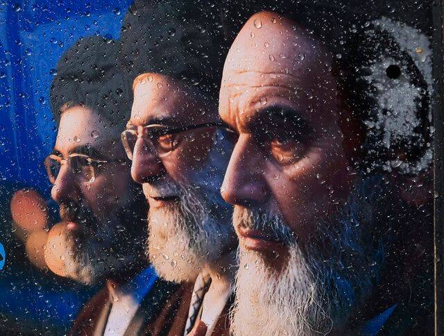 지난 13일(현지시간) 예멘 사나 거리에서 이란 신정체제 최고지도자를 함께 그린 초상화가 판매되고 있다. 오른쪽부터 아야톨라 루홀라 호메이니 초대 최고지도자, 아야톨라 알리 하메네이 전 최고지도자, 아야톨라 모즈타바 하메네이 신임 최고지도자. EPA연합뉴스