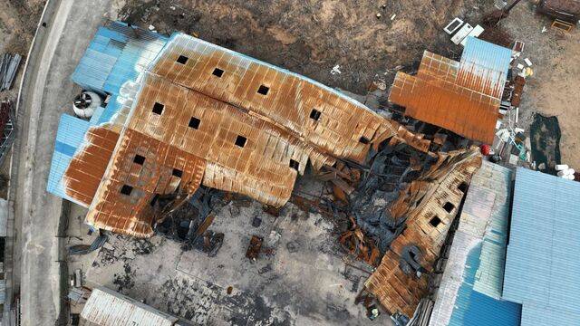 산불로 전소된 인근의 공장도 무너진 채 방치돼 있다. 영덕=김지훈 기자