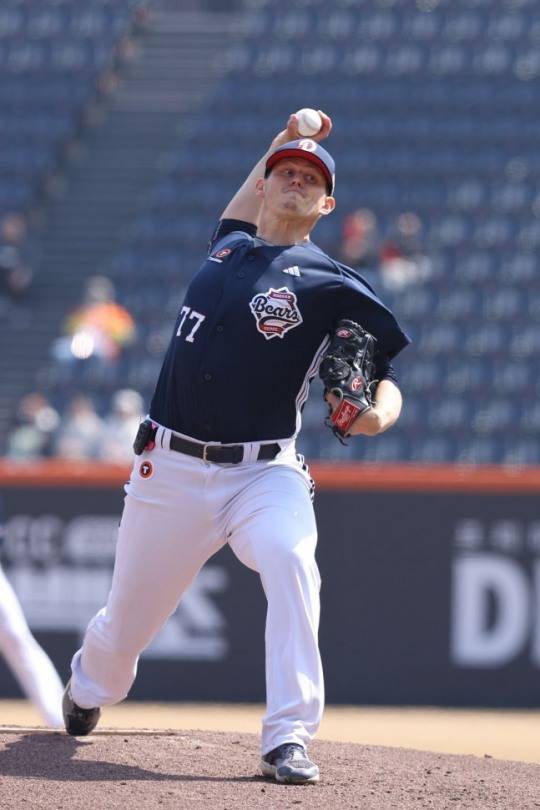 역투하는 두산 플렉센 / 사진=두산베어스 제공