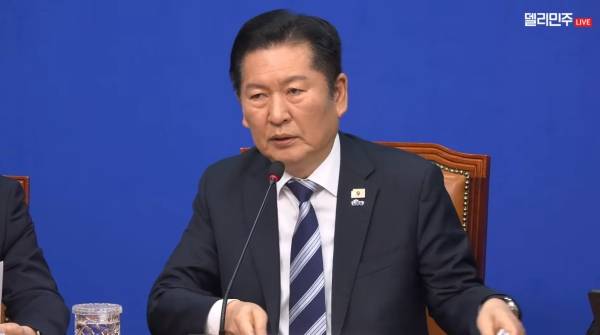 ▲17일 오전 서울 여의도 국회의 더불어민주당 당대표 회의실에서 검찰개혁 관련 긴급 기자회견이 진행되고 있다. 사진은 정청래 대표. 사진=민주당 유튜브 채널 '델리민주' 생중계