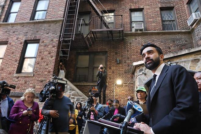 지난해 10월 조란 맘다니 뉴욕 시장 후보 당시 뉴욕 브롱크스를 방문해 임대료 관련 기자회견을 열고 있는 모습. AFP연합뉴스