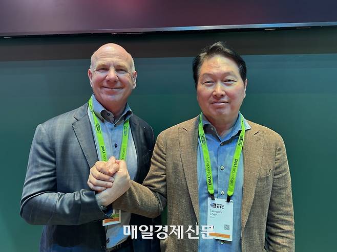 최태원 SK그룹 회장(왼쪽)과 제프 피셔 엔비디아 수석 부사장이 16일(현지시간) 미국 캘리포니아주 새너제이에서 열리고 있는 엔비디아 연례 개발자 행사 ‘GTC 2026’에 참석해 SK하이닉스 부스에서 만나 인사하고 있다. [사진 = 정호준 기자]