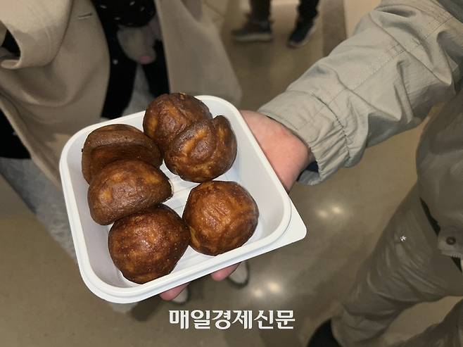 루시허에서 구매한 버터떡. [변덕호 기자]