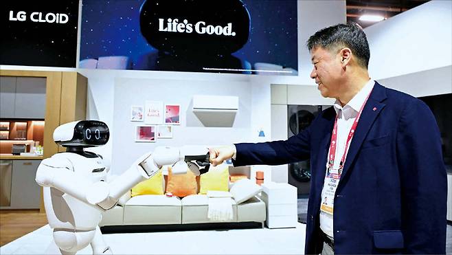 류재철 LG전자 사장이 미국 라스베이거스에서 열린 세계 최대 정보기술(IT) 가전 전시회 ‘CES 2026’ 현장에서 홈로봇 ‘LG 클로이드’와 주먹 인사를 나누고 있다. (LG전자 제공)