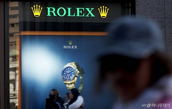 **기사와 직접적인 연관없음. 서울 시내 백화점 롤렉스 매장. /사진=뉴시스