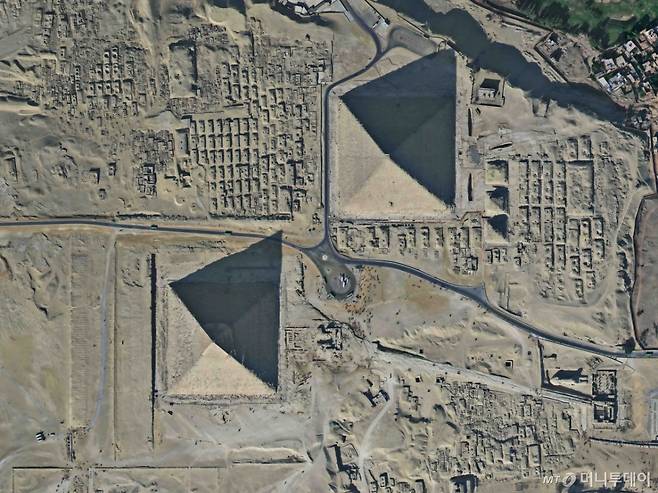 아리랑 7호(다목적실용위성 7호)로 촬영한 카이로 피라미드. 작게 점처럼 찍힌 부분이 피라미드 주변의 관광객이다. /사진=우주항공청