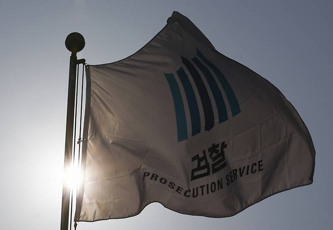 17일 오후 서울 서초구 대검찰청 청사 앞에 깃발이 휘날리고 있다.  더불어민주당은 검찰개혁 후속 법안인 중대범죄수사청(중수청)·공소청 설치법의 정부 입법 예고안을 두고 협의 끝에 도출한 법안을 오는 19일 본회의에서 처리할 예정이다.  정청래 대표는 이날 오전 국회에서 긴급 기자회견을 열고 "당·정·청(민주당·정부·청와대)이 조율을 통해 하나 된 협의안을 도출했다”고 밝혔다./사진=뉴시스