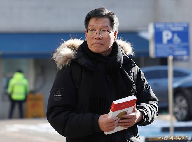 [서울=뉴시스] 김진아 기자 = 일본군 위안부 피해자를 모욕하고 허위 사실을 유포한 혐의를 받는 김병헌 위안부법폐지국민행동 대표가 지난 2월 3일 서울 서초경찰서에 피의자 신분으로 출석하고 있다./사진=뉴시스