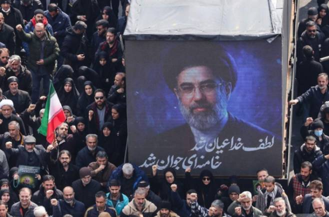 지난 3월11일(현지시간) 이란 테헤란 엔겔라브 광장에서 열린 이란 혁명수비대(IRGC) 지휘관 등의 장례식에서 이란의 새 최고지도자 모즈타바 하메네이의 초상화가 화면에 표시되고 있다. / 로이터=뉴스1