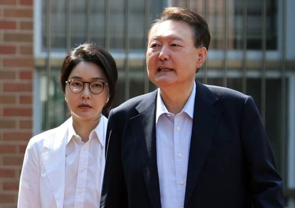 윤석열 전 대통령의 여론조사 수수 혐의 재판과 김건희 여사의 매관매직 의혹 재판이 나란히 진행된다. 사진은 김건희 여사와 윤석열 전 대통령 모습. /사진=뉴스1