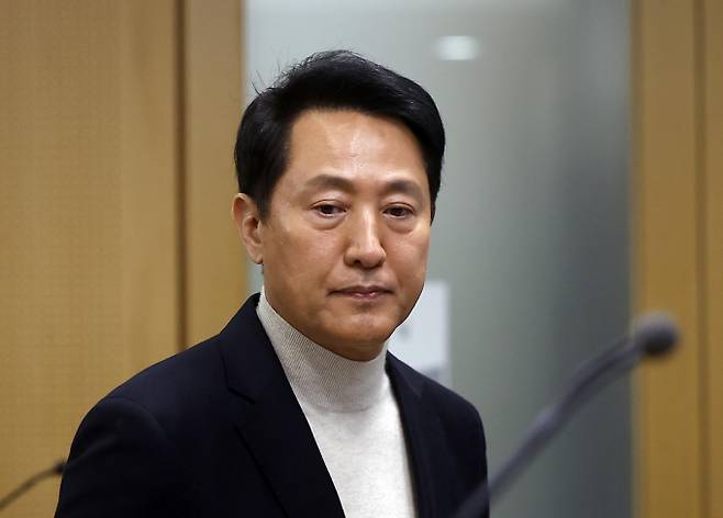 오세훈 서울시장이 17일 서울 중구 서울시청에서 공천 관련 입장 발표를 위해 브리핑룸으로 들어오고 있다. /사진=뉴시