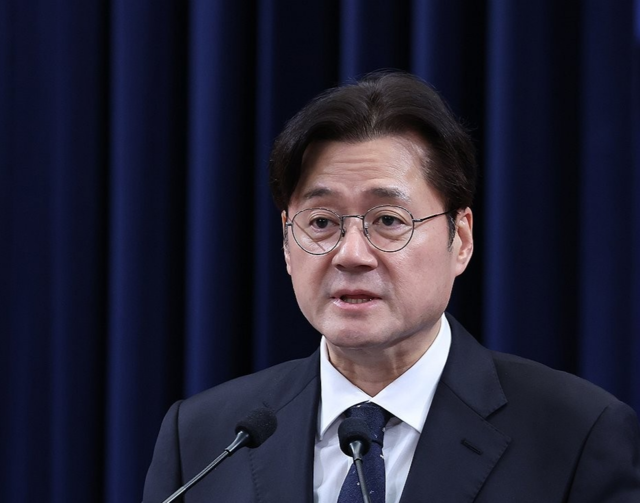 홍익표 정무수석이 12일 청와대 춘추관에서 이날 예정됐다 취소된 이재명 대통령과 더불어민주당 정청래 대표, 국민의힘 장동혁 대표 오찬 관련 브리핑을 하고 있다. 연합뉴스