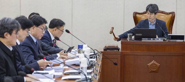 국회 행정안전위원회 법안심사제1소위원회 위원장인 더불어민주당 윤건영 의원이 17일 국회에서 법안소위에서 중대범죄수사청 법안을 상정하고 있다. 연합뉴스