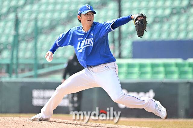 17일 인천 SSG랜더스필드에서 열린 '2026 신한 SOL BANK KBO리그' SSG 랜더스와 삼성 라이온즈 시범경기. 삼성 미야지가 2회말 마운드에 올라 힘차게 투구하고 있다./인천 = 한혁승 기자