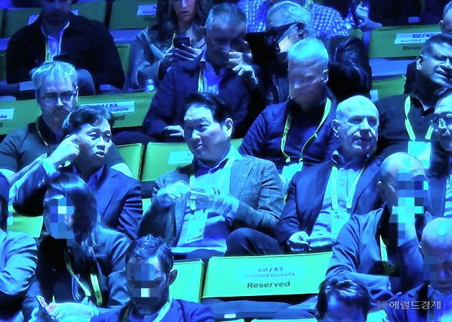 최태원 SK그룹 회장이 16일(현지시간) 미국 캘리포니아주 새너제이 SAP센터에서 열린 젠슨 황 엔비디아 최고경영자(CEO)의 ‘GTC 2026’ 기조연설 현장을 찾았다.  곽노정(사진 왼쪽) SK하이닉스 최고경영자(CEO)와 제프 피셔 엔비디아 수석부사장, 김주선 SK하이닉스 사장(AI인프라 담당) 등이 동석했다. 김현일 기자