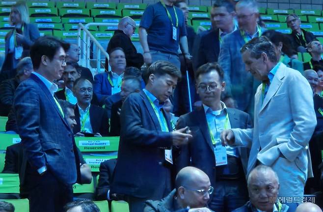 곽노정(왼쪽 두 번째) SK하이닉스 최고경영자(CEO)와 김주선(왼쪽 세 번째) SK하이닉스 사장(AI인프라 담당), 이상락(왼쪽 첫 번째) SK하이닉스 글로벌세일즈 담당은 16일(현지시간) 미국 캘리포니아주 새너제이 SAP센터에서 열린 젠슨 황 엔비디아 최고경영자(CEO)의 ‘GTC 2026’ 기조연설 현장을 찾아 주요 인사들과 인사를 나눴다.   김현일 기자