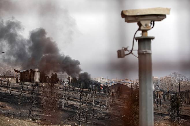 미국과 이스라엘이 이란 수도 테헤란 북서부의 한 유류 저장 탱크를 공습했다. 타격당한 유류 저장 탱크에서 연기가 피어오르고 있다. [UPI]