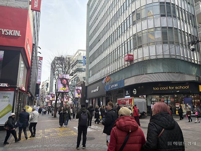 16일 명동거리가 외국인 관광객들로 북적이는 모습. 정주원 기자