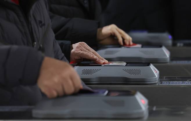 지하철 하차 시 교통카드를 태그하는 모습. 사진은 기사 내용과 관련없음.  [연합]