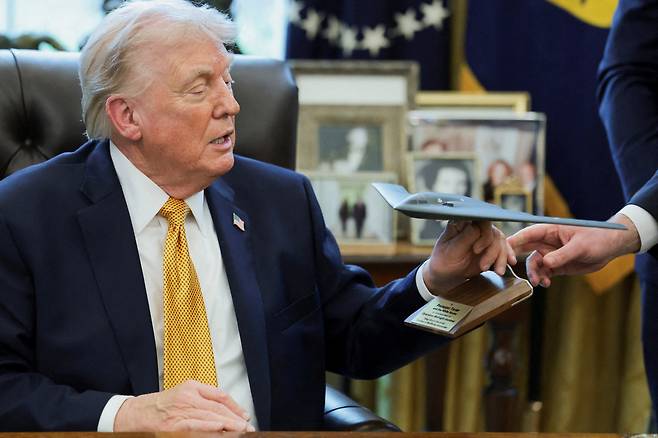 B-2 스텔스 폭격기 모형을 보고 있는 도널드 트럼프 미국 대통령. [로이터]