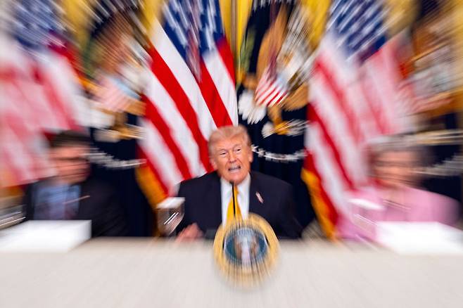 [워싱턴=AP/뉴시스]도널드 트럼프 미국 대통령이 16일(현지 시간) 백악관 이스트룸에서 케네디센터 이사회 오찬을 앞두고 기자회견을 열고 발언하고 있다. 2026.03.17.