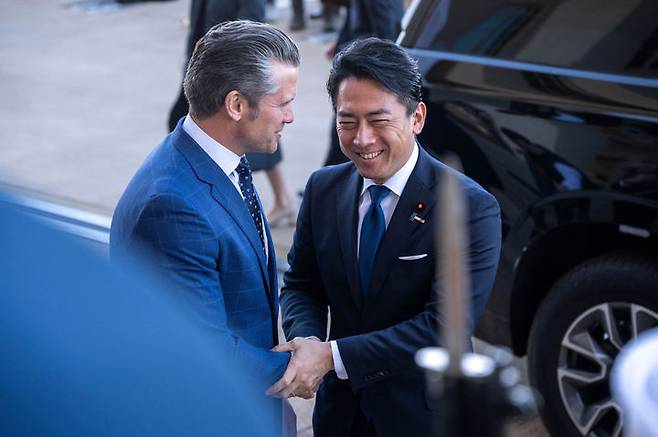 [워싱턴=AP/뉴시스] 피트 헤그세스(왼쪽) 미국 국방장관이 지난 1월 15일(현지 시간) 미 워싱턴 국방부 청사에서 고이즈미 신지로 일본 방위상을 맞이하고 있다. 2026.03.17.