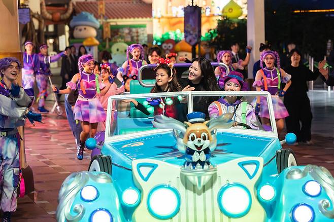 퍼레이드카에 탑승한 ‘포에버 모먼츠 온 화이트데이’ 당첨자 가족. (사진=롯데월드 어드벤처) *재판매 및 DB 금지