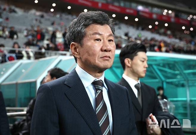 [서울=뉴시스] 정병혁 기자 = 지난 18일 오후 서울 마포구 서울월드컵경기장에서 열린 축구 국가대표팀 평가전 대한민국과 가나의 경기에 앞서 정몽규 대한축구협회장인 HDC 회장이 경기장으로 들어서고 있다. 2025.11.18. jhope@newsis.com